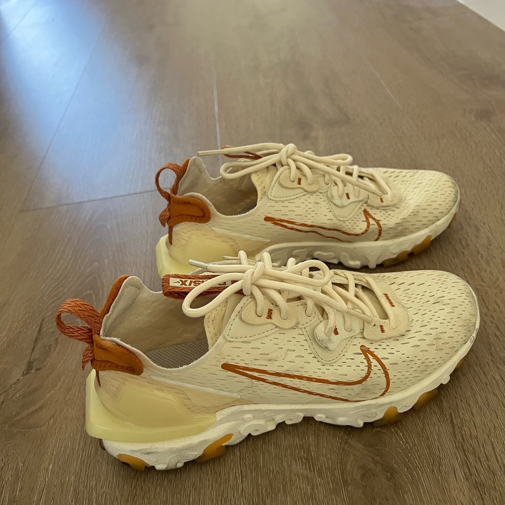 Nike sneakers Cream and Tan Athletic

Women’s 5 react vision D/MS/X Running